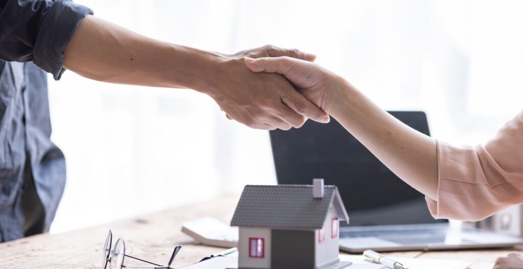 Handshake Real estate brokerage agent Deliver a sample of a model house to the customer, mortgage