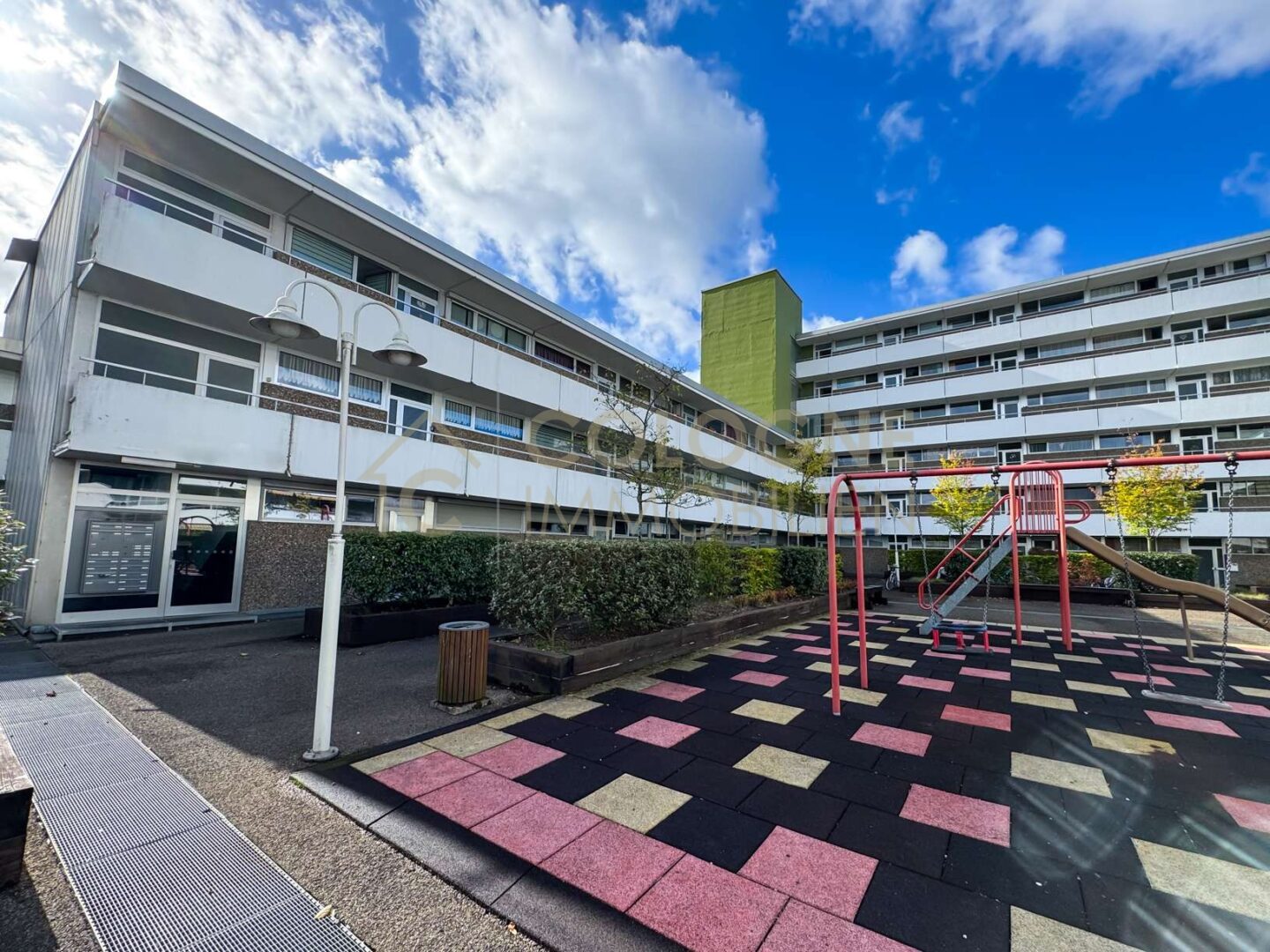 Gebäude von außen und Spielplatz vor dem Gebäude
