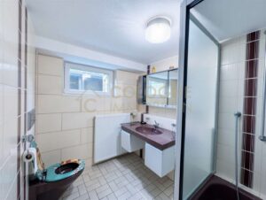 Badezimmer angeschlossen an das Gäste-/Schlafzimmer im Keller