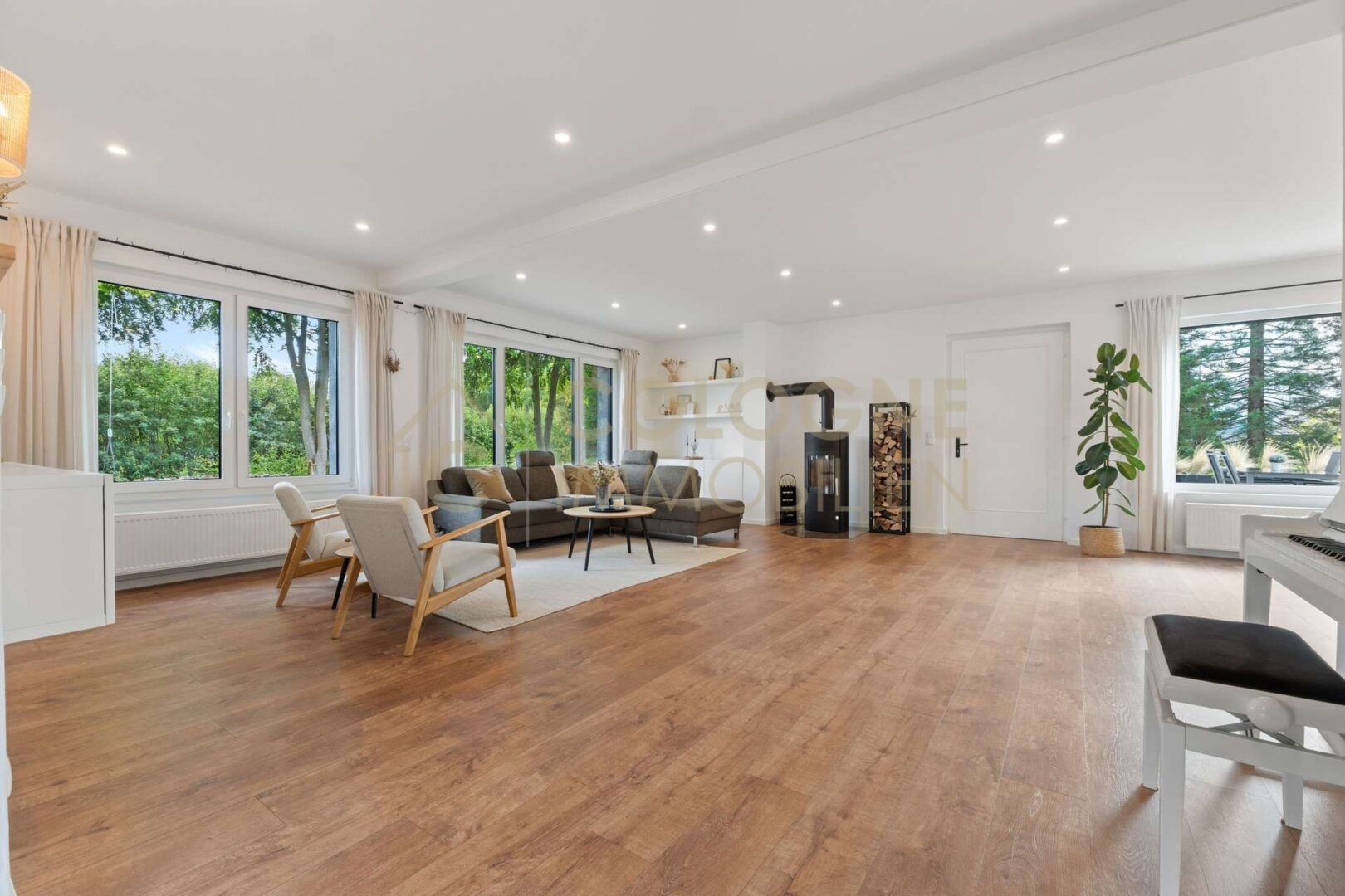 Geräumiges, modernes Wohnzimmer mit gemütlichem Kamin