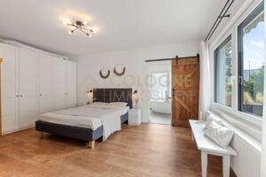 An das Wohnzimmer angeschlossene Elternschlafzimmer