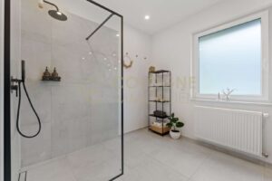 Große Regendusche im Badezimmer