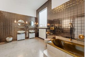 Badezimmer mit besonderem Farbschema beim Schlafzimmer
