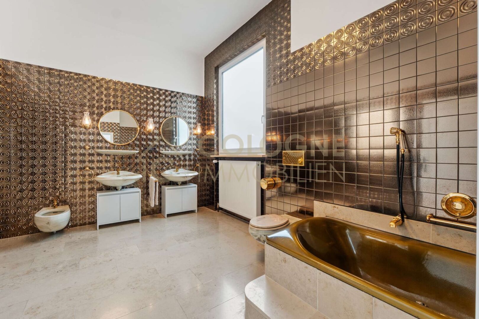 Badezimmer mit besonderem Farbschema beim Schlafzimmer
