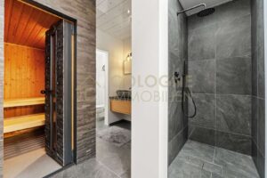 Modernes Badezimmer mit Regendusche, abgetrenntem WC und Sauna