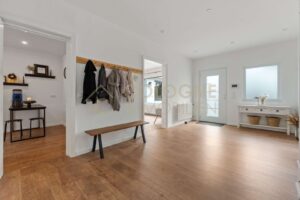 Eingangsflur rechte Seite, mit Zugang zu Wohn- und Esszimmer und Küche