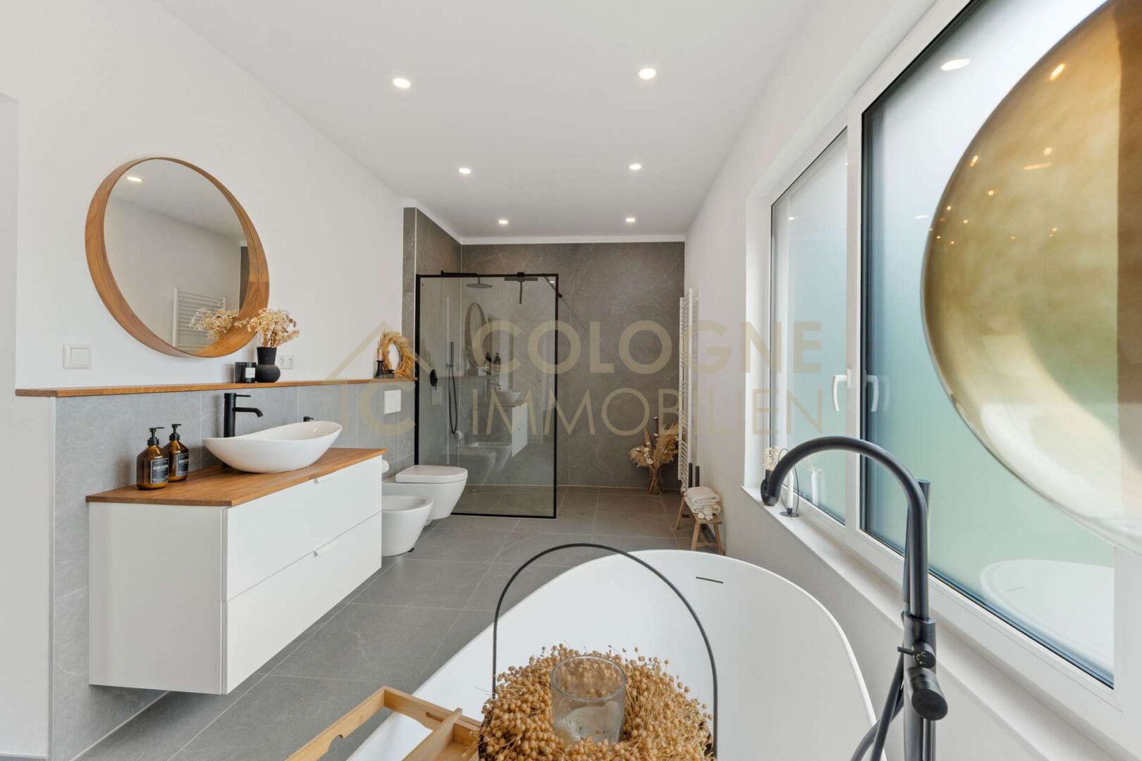 2022 saniertes Elternschlafzimmer mit Dusche und Badewanne