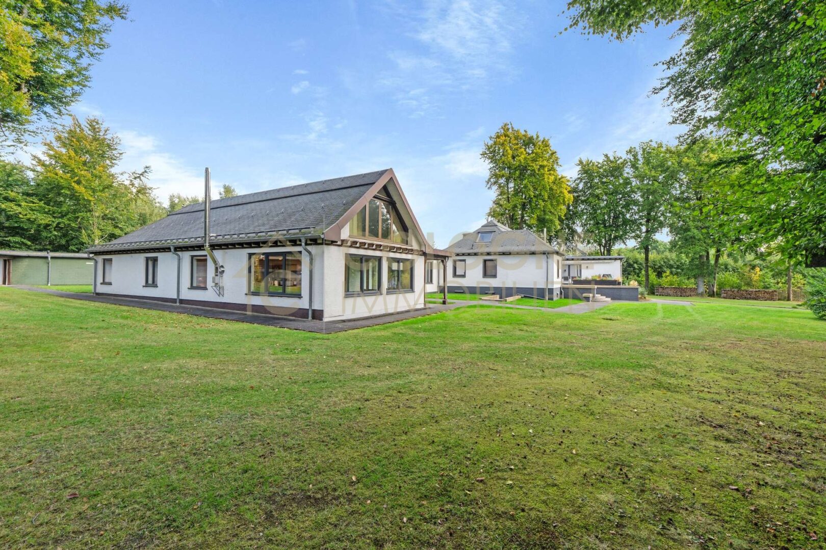 Seitenanblick linkes Haus