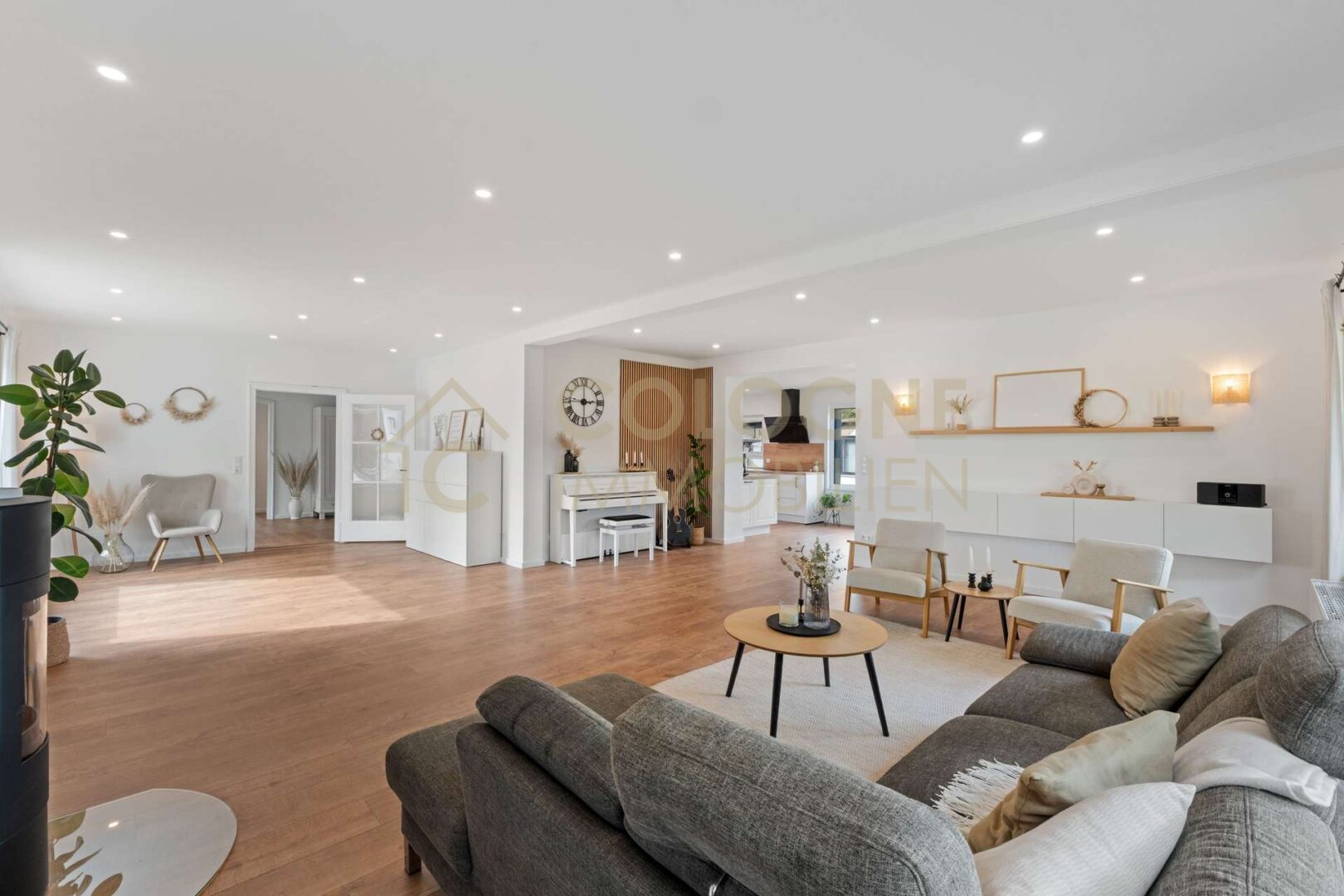 Wohnzimmer mit Zugang zu Küche und Esszimmer