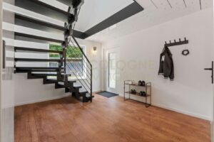 Eingangsbereich mit Treppe in das Dachgeschoss Haus 2