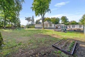 Garten mit kleinem Beet und Kinderspielplatz
