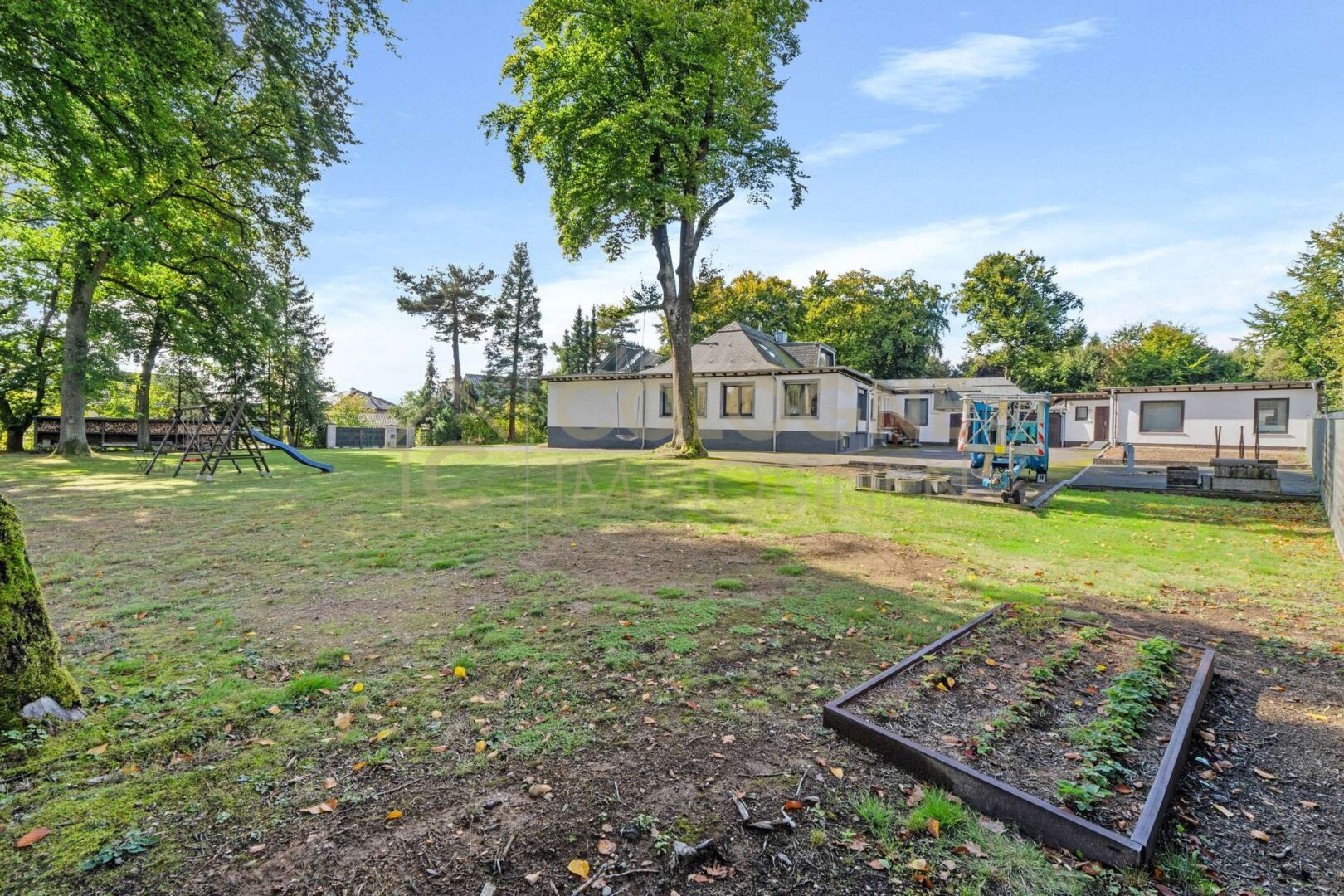 Garten mit kleinem Beet und Kinderspielplatz