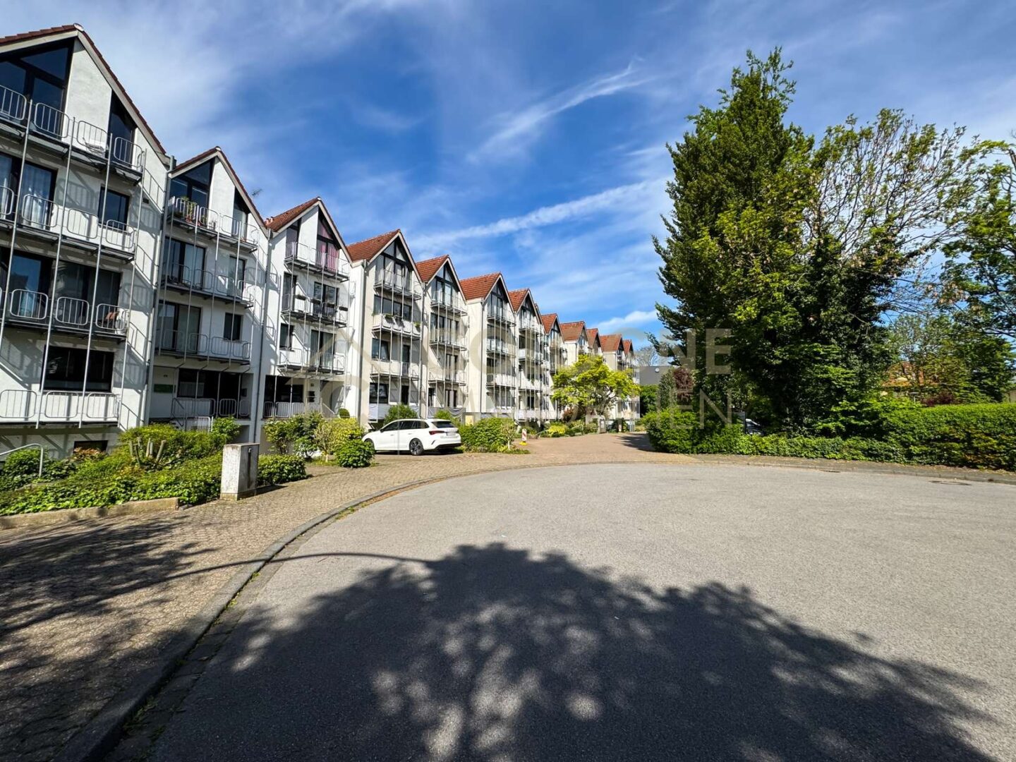 Außenansicht Straße und Gebäude