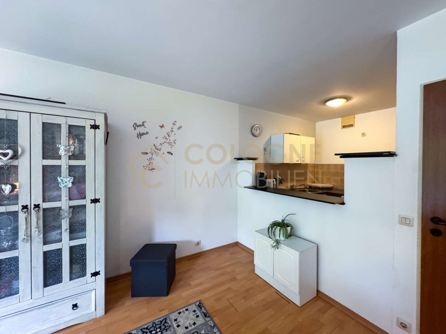 Wohnzimmer mit Durchreiche zur Küche