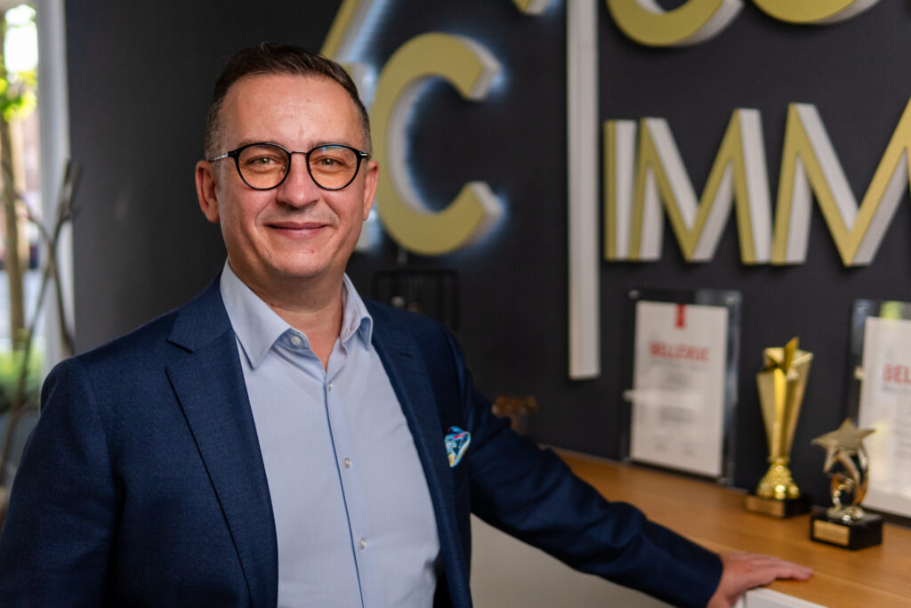 Immobiliensachverst&auml;ndiger und Wirtschaftsjurist LL.M. Alexander Motyl vor Zertifikaten in seinem B&uuml;ro in Frechen bei K&ouml;ln