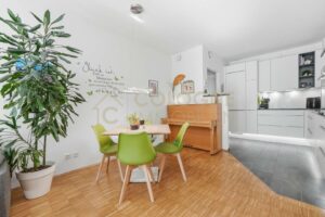 Wohn- und Esszimmer mit offener Küche