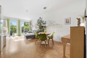 Wohn- und Esszimmer mit offener Küche