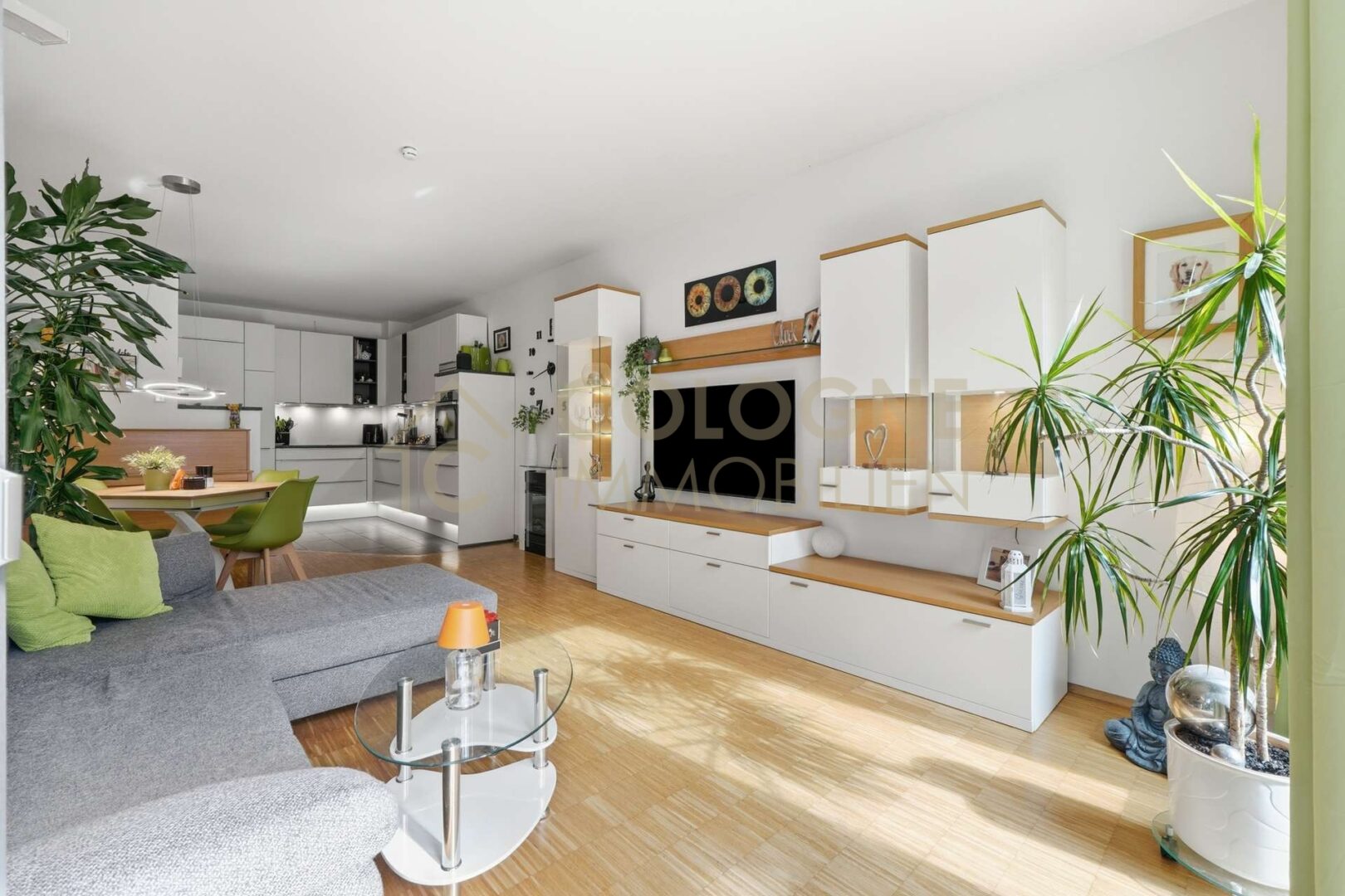 Wohn- und Esszimmer mit offener Küche