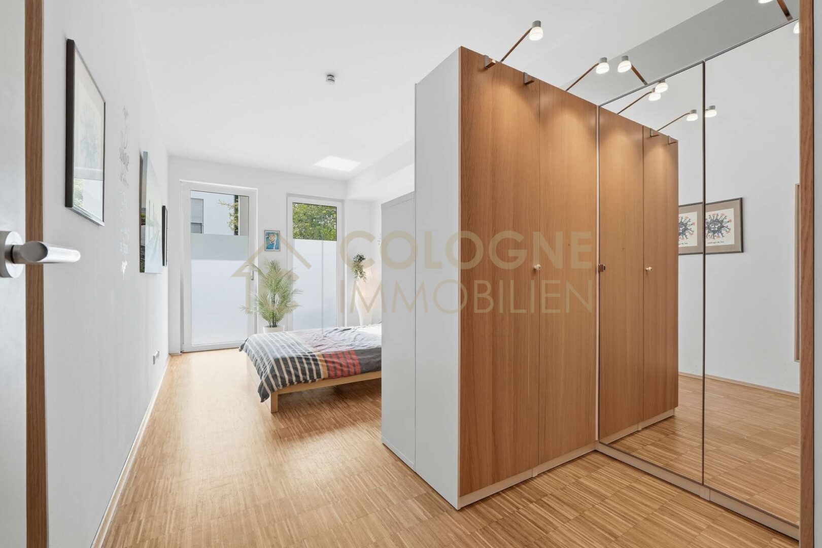 Schlafzimmer mit Ankleidebereich