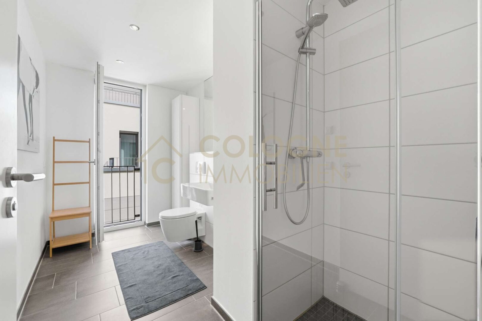 Badezimmer mit Dusche und Fenster