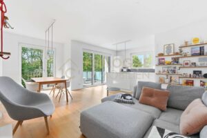 Wohn- und Esszimmer mit offener Küche