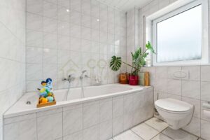 Lichtdurchflutetes Badezimmer mit Dusche und Badewanne