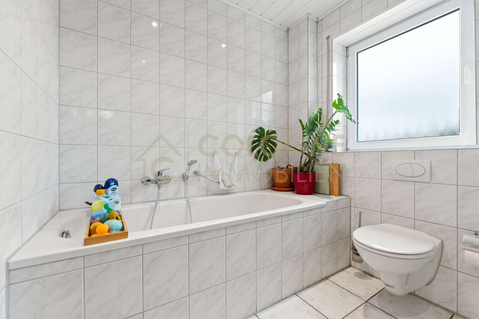 Lichtdurchflutetes Badezimmer mit Dusche und Badewanne