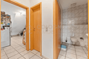 Flur mit Badezimmer