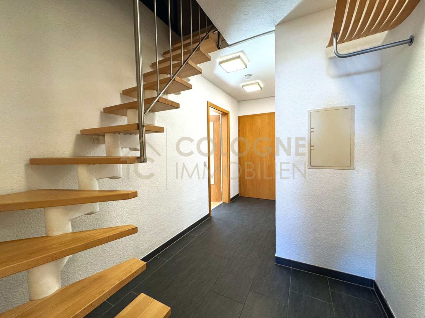 Flurbereich mit Treppe in das ausgebaute Spitzdach