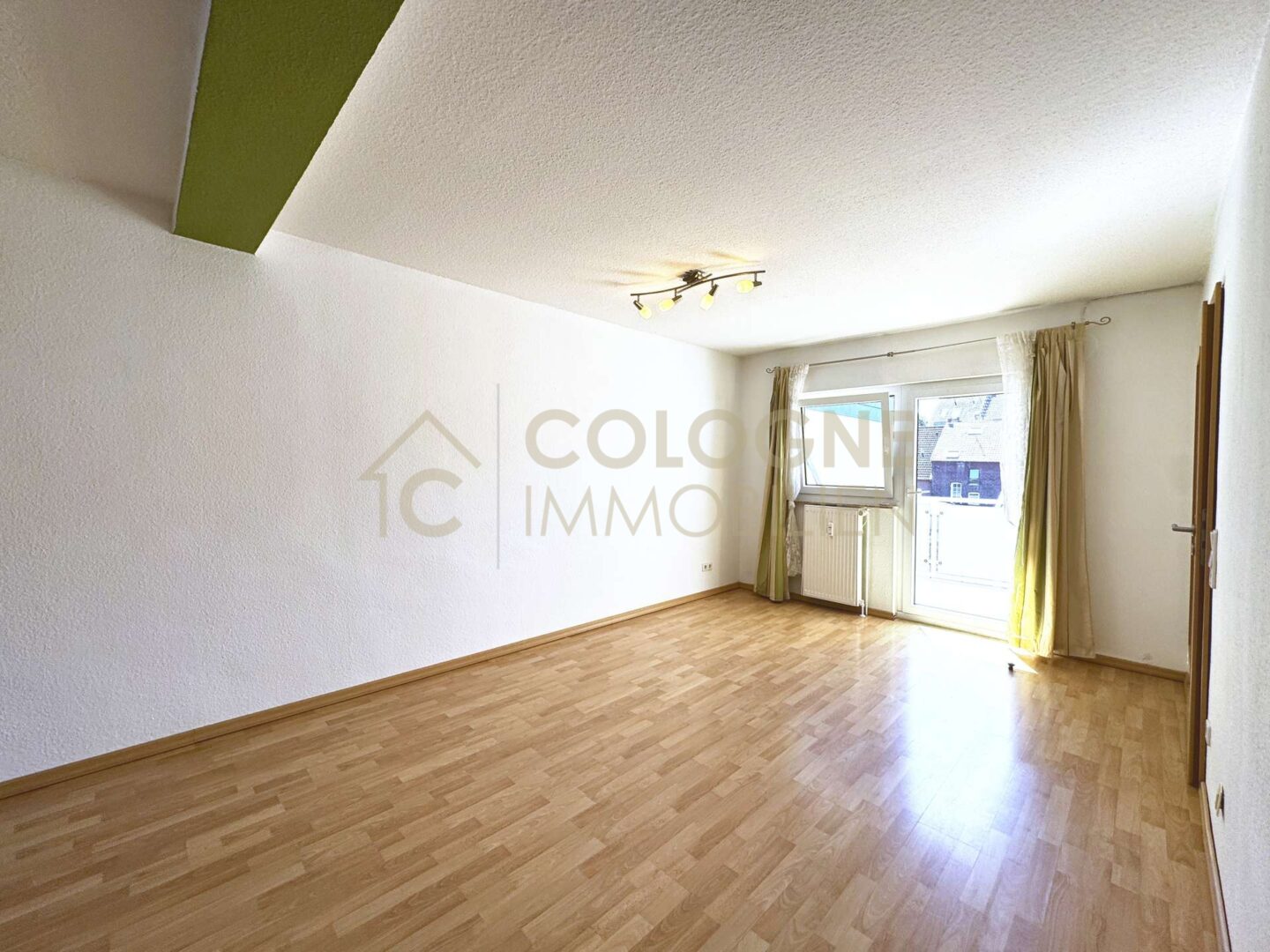 Ess- und Wohnzimmer mit Balkon