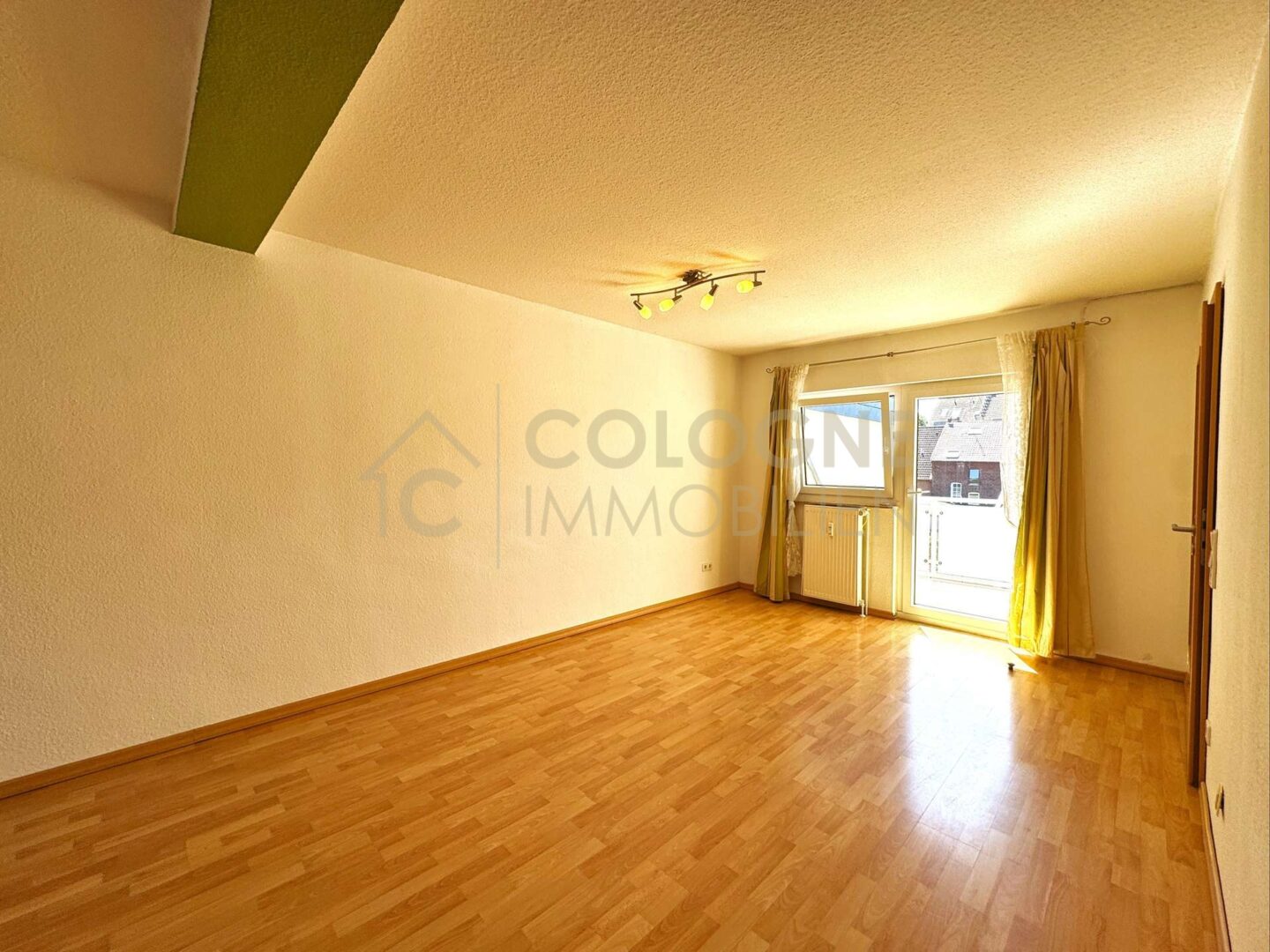 Wohnzimmer mit Balkon