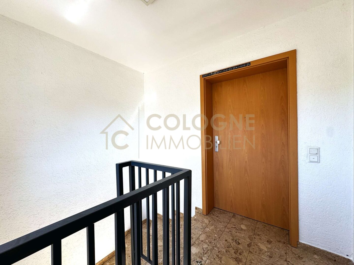 Wohnungseingang im Treppenhaus