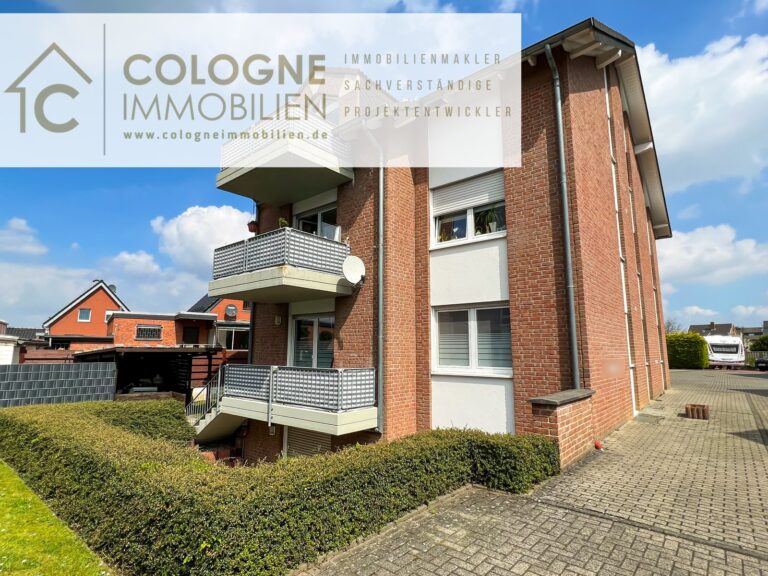 Mehrfamilienhaus mit Klinkerfassade und Balkonen an der Giebelseite