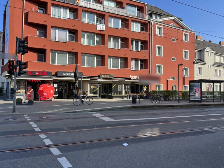 Wohn- und Geschäftshaus mit Ladenlokalen im Erdgeschoss in Köln