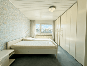 Schlafzimmer mit begehbarem Kleiderschrank