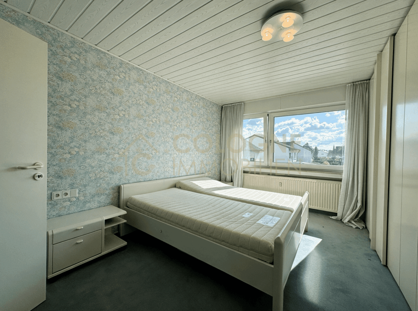 Schlafzimmer mit begehbarem Kleiderschrank