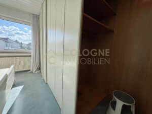 Schlafzimmer mit begehbarem Kleiderschrank
