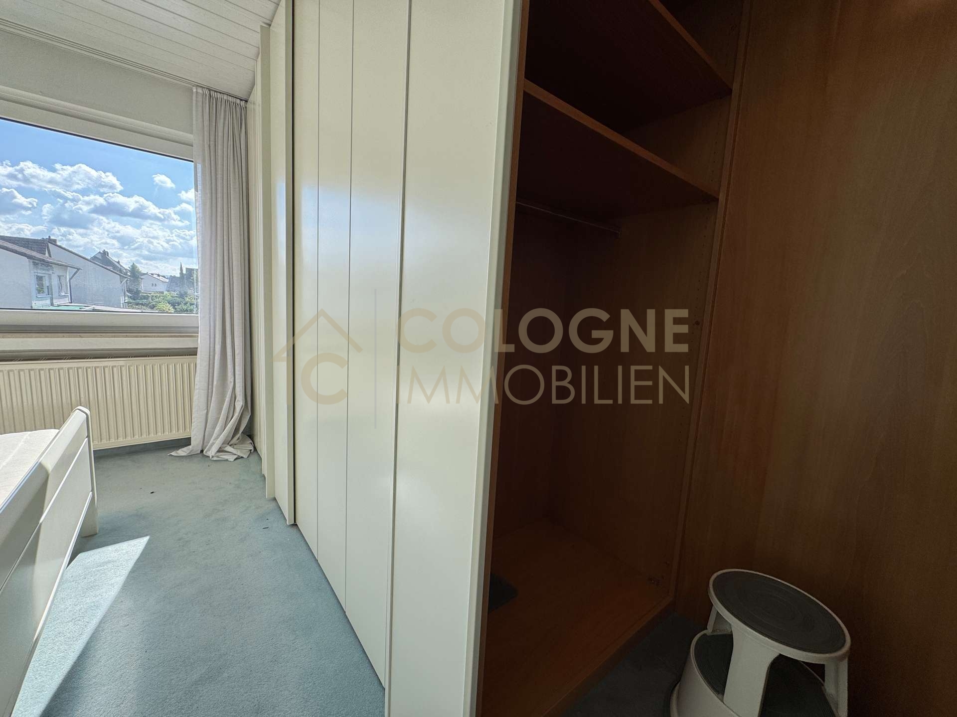 Schlafzimmer mit begehbarem Kleiderschrank