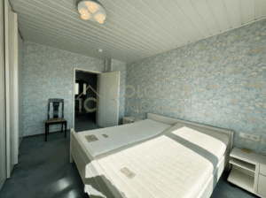 Schlafzimmer mit begehbarem Kleiderschrank