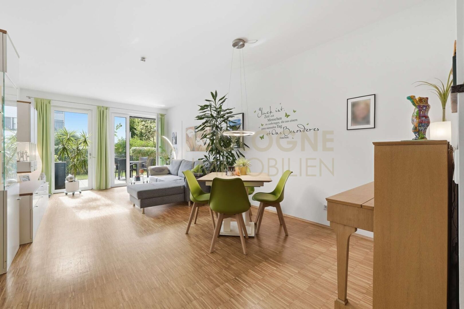 Wohn- und Esszimmer mit offener Küche
